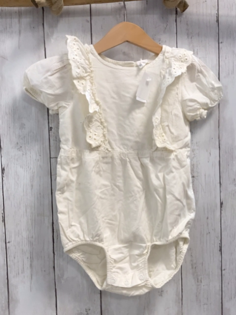 H&M Playsuit Gr. 92  weiß Rüschen Lochmuster