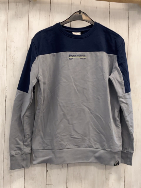 Retour  Pullover  Gr. 152  grau blau Schrift 