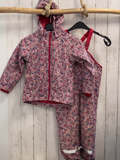 2ltg  Regenanzug  Gr. 110  rosa mit Blumen rotes Fleecefutter 