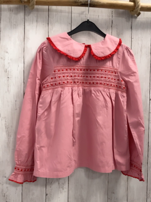 Mini Boden  Bluse  Gr. 152  rosa gesmokter Brustbereich mit roten Herzen großer Kragen mit roten Rüschenbund 