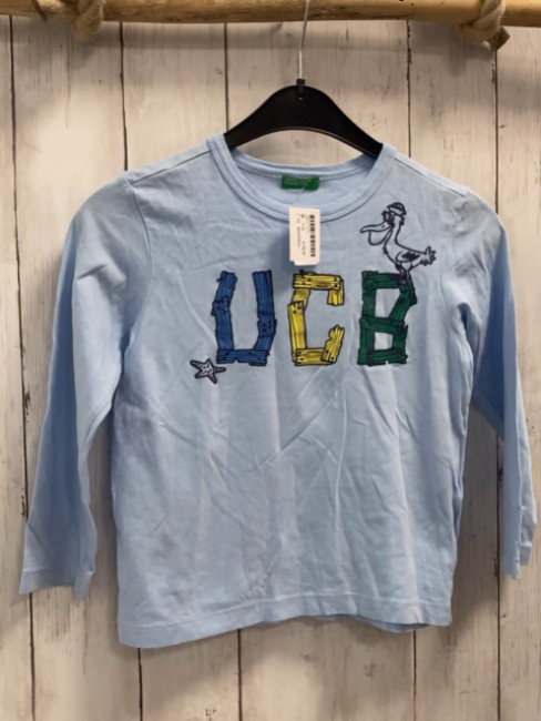 Benetton  Langarmshirt  Gr. 116  hellblau bunte Schrift 