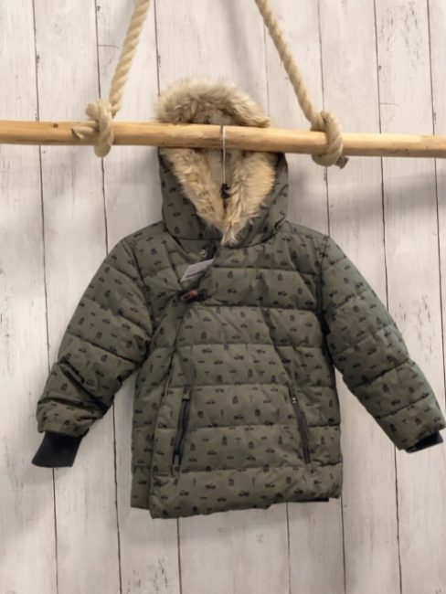  Jacke Gr. 86  grün schwarze Häuser und mehr Fellbund an der Kapuze