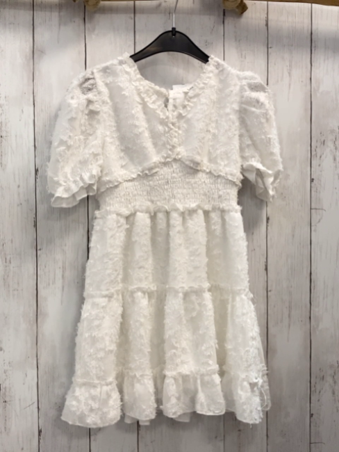 Loevia  Kleid  Gr. 122  weiß bestickt gemsokter Hüftbereich Rüschenbund 