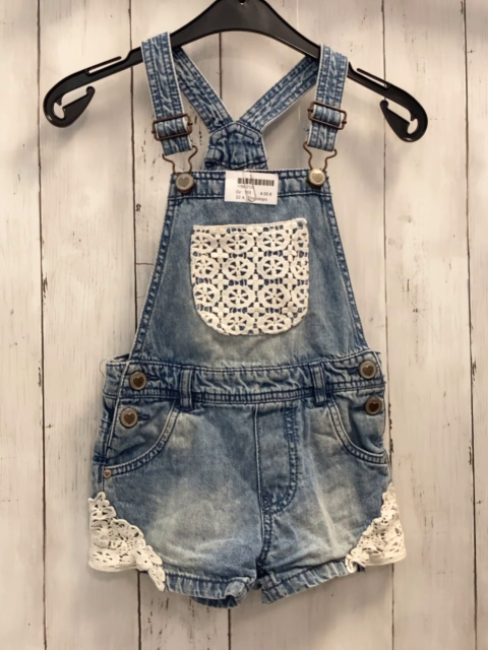 Dopodopo  Latzshorts  Gr. 110  blau Jeans weiße Häkelei 