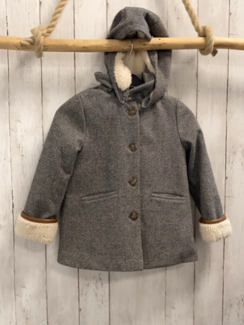 Okaidi  Jacke  Gr. 110  grau hellgraue Zackenstreifen Kapuze wolloptik beige Teddyfutter 