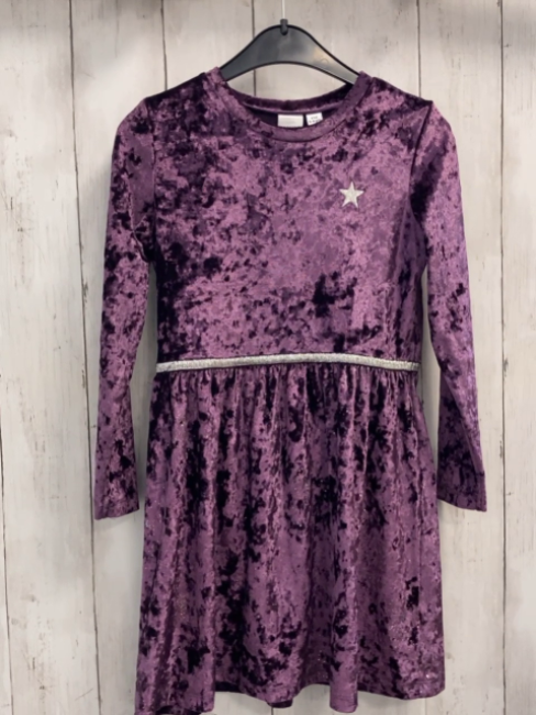 Manguun Kleid  Gr. 116  aubergine Nicky silber Glitzergürtelband silber Sterne 