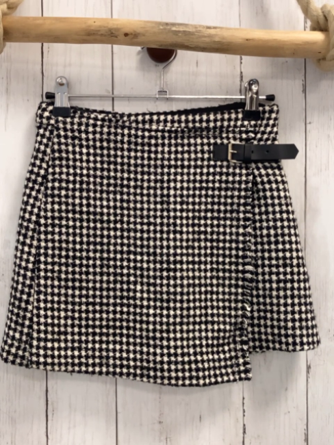 zara Rock Gr. 140  schwarz weiß gemustert Schnalle Wickeloptik