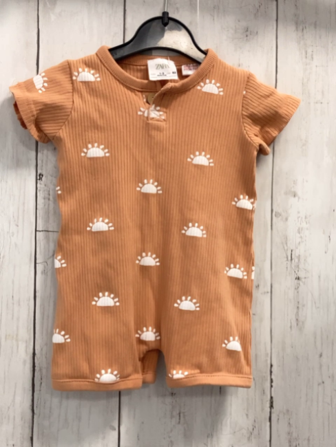 Zara  Playsuit Gr. 62  orange Rippen weiße Sonnen 