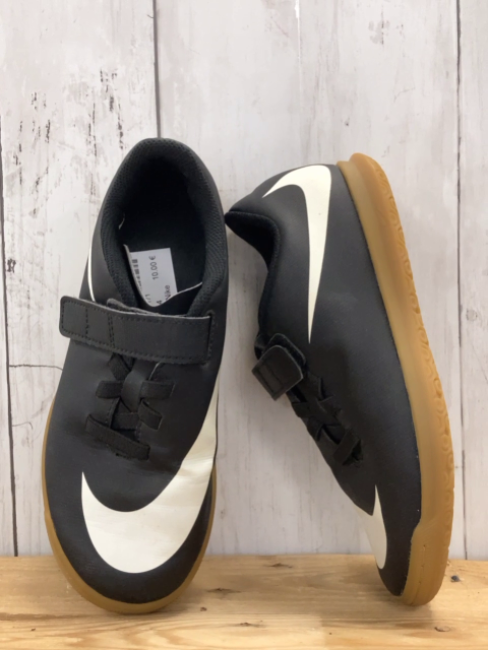 Nike  Schuhe  Gr. 34  schwarz weißes Label 