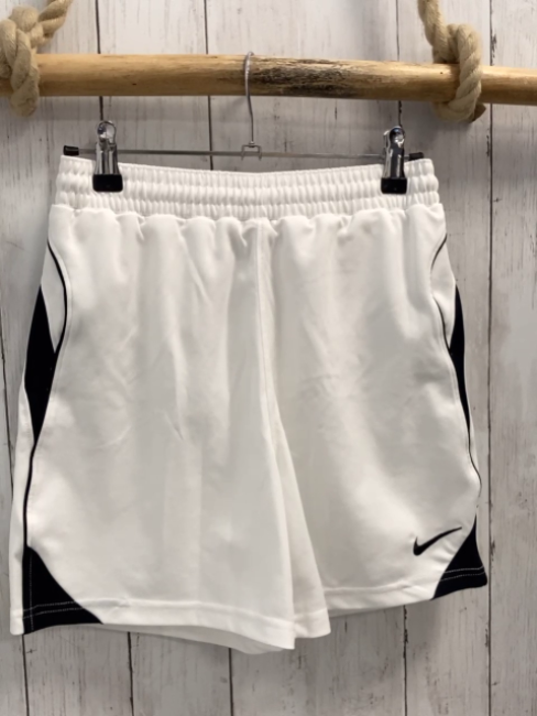 Nike  Sportshorts  Gr. 152  weiß schwarze Seitenstreifen 