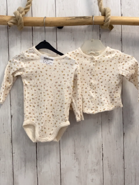 2tlg zara Body + Strickjacke Gr. 68  beige Lochmuster Blumen