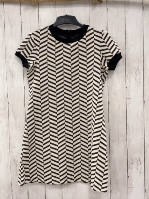 Zara  Kleid Gr. M schwarz weiße Zackenstreifen 